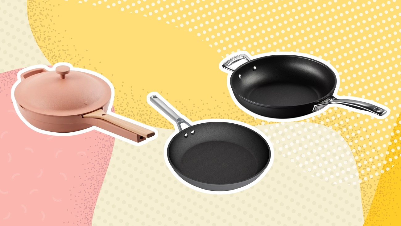 Najlepsze patelnie – Przewodnik Kupującego + Ranking Top 5 Three different non-stick frying pans including a pink one with lid and two black pans with metal handles on a colorful background