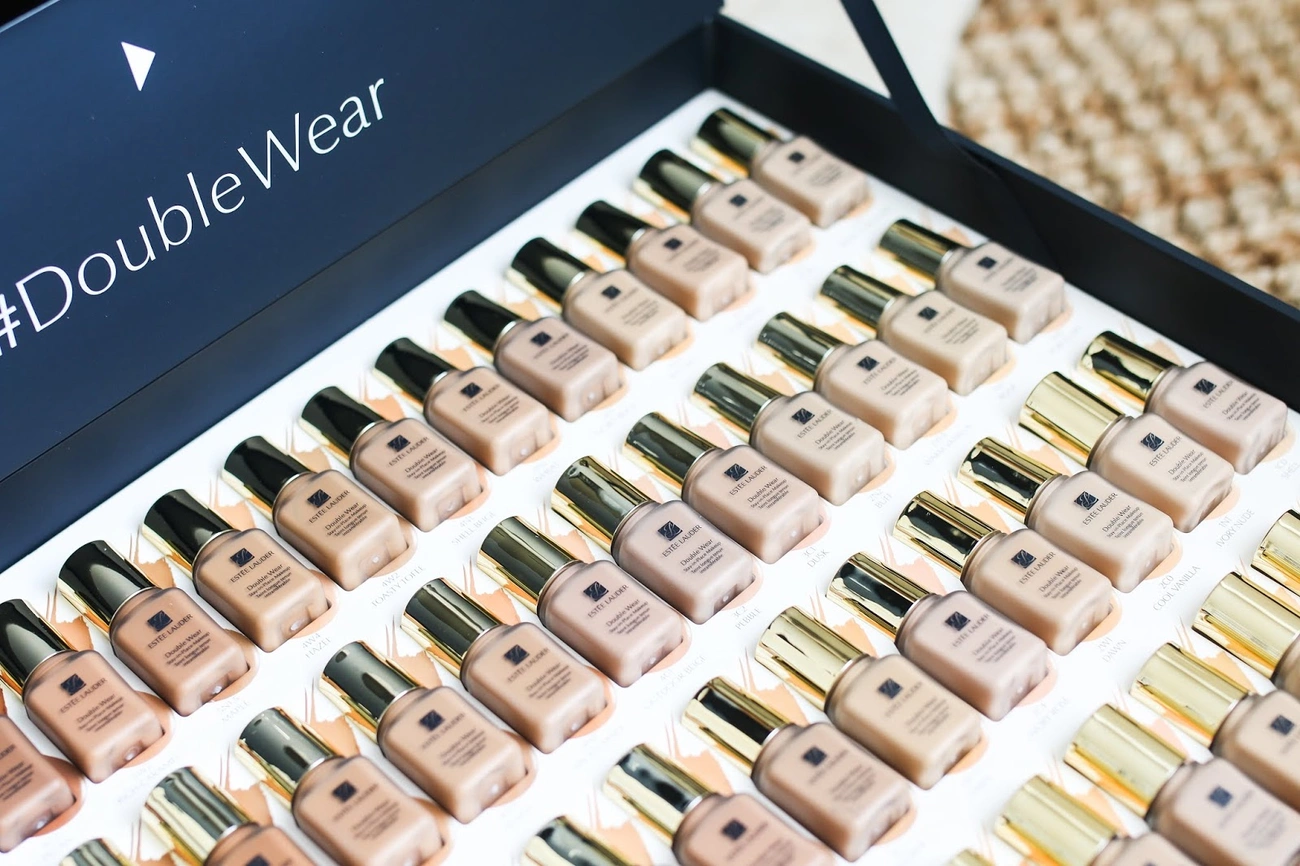 Top10 - Najlepsze Podkłady do Twarzy: Co Ukrywają Profesjonaliści? Estee Lauder Double Wear foundation bottles displayed in rows showcasing a range of shades for review and swatches.