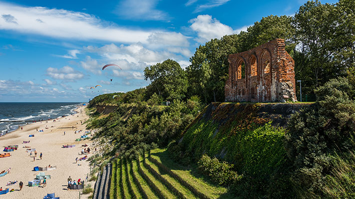 12 Najpiękniejsze Plaże w Polsce: Nieznane Zatoki i Dzikie Wybrzeża Trzęsacz – klif i ruiny kościoła