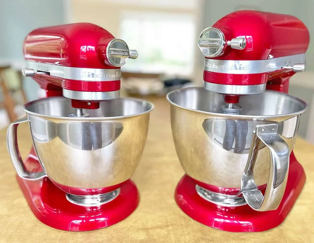 Jak Wybrać Najlepszy Robot Planetarny? Ranking Top 10 + Przewodnik Two red KitchenAid stand mixers with stainless steel bowls on a kitchen counter in soft natural light.