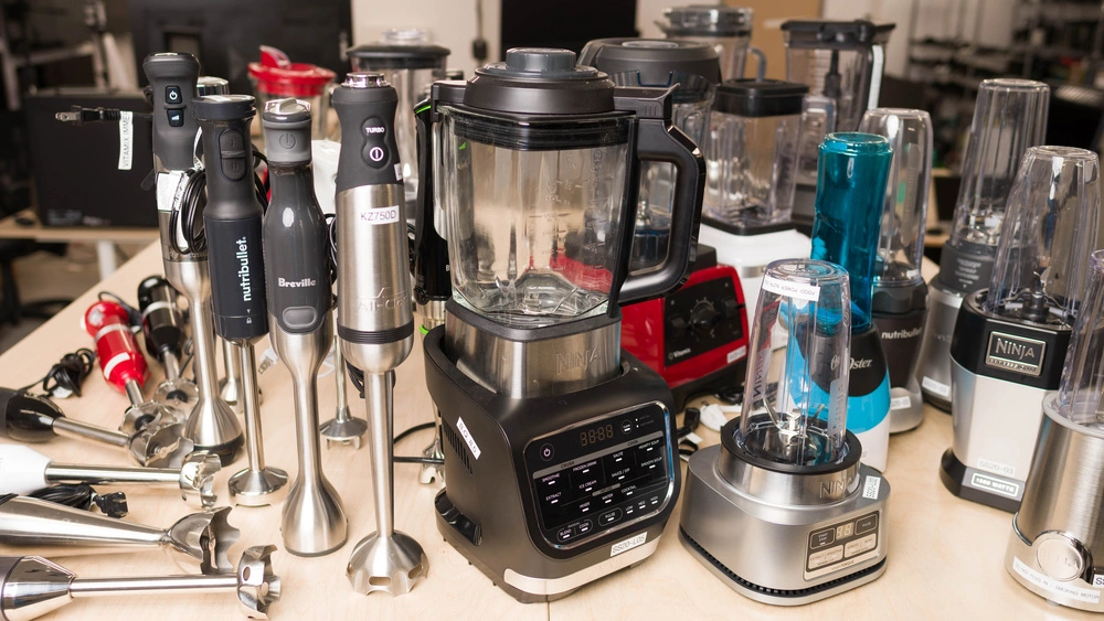 Najlepszy Blender Kielichowy – Porównanie TOP 8 Modeli A variety of top-rated blenders and immersion blenders arranged on a table, showcasing the best models of 2025.