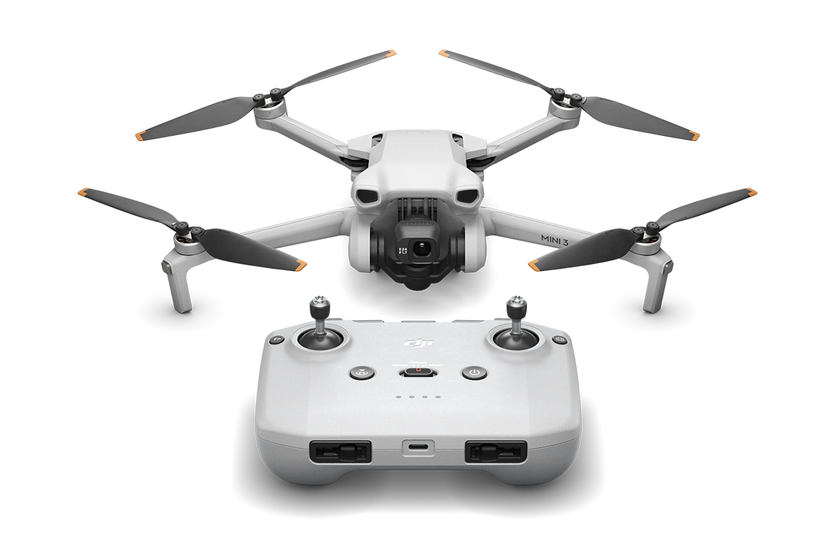 jaki dron na początek? Najlepszy Dron z kamerą: Ranking Top 10 DJI Mini 3 drone with 4K HDR camera and remote controller shown from the front on a white background.