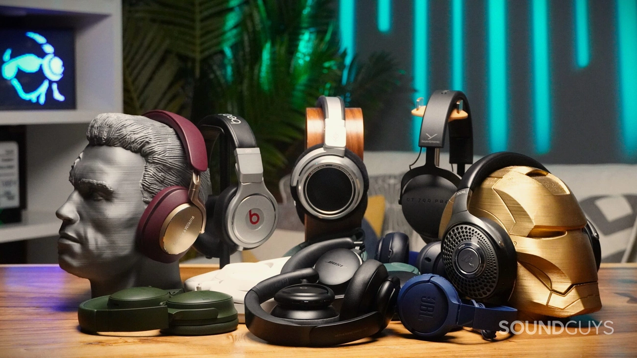 Jak Wybrać Idealne Słuchawki Bezprzewodowe? Kompletny Poradnik 2025 A collection of top wireless headphones for 2025 displayed on various stands and a table with a colorful background.