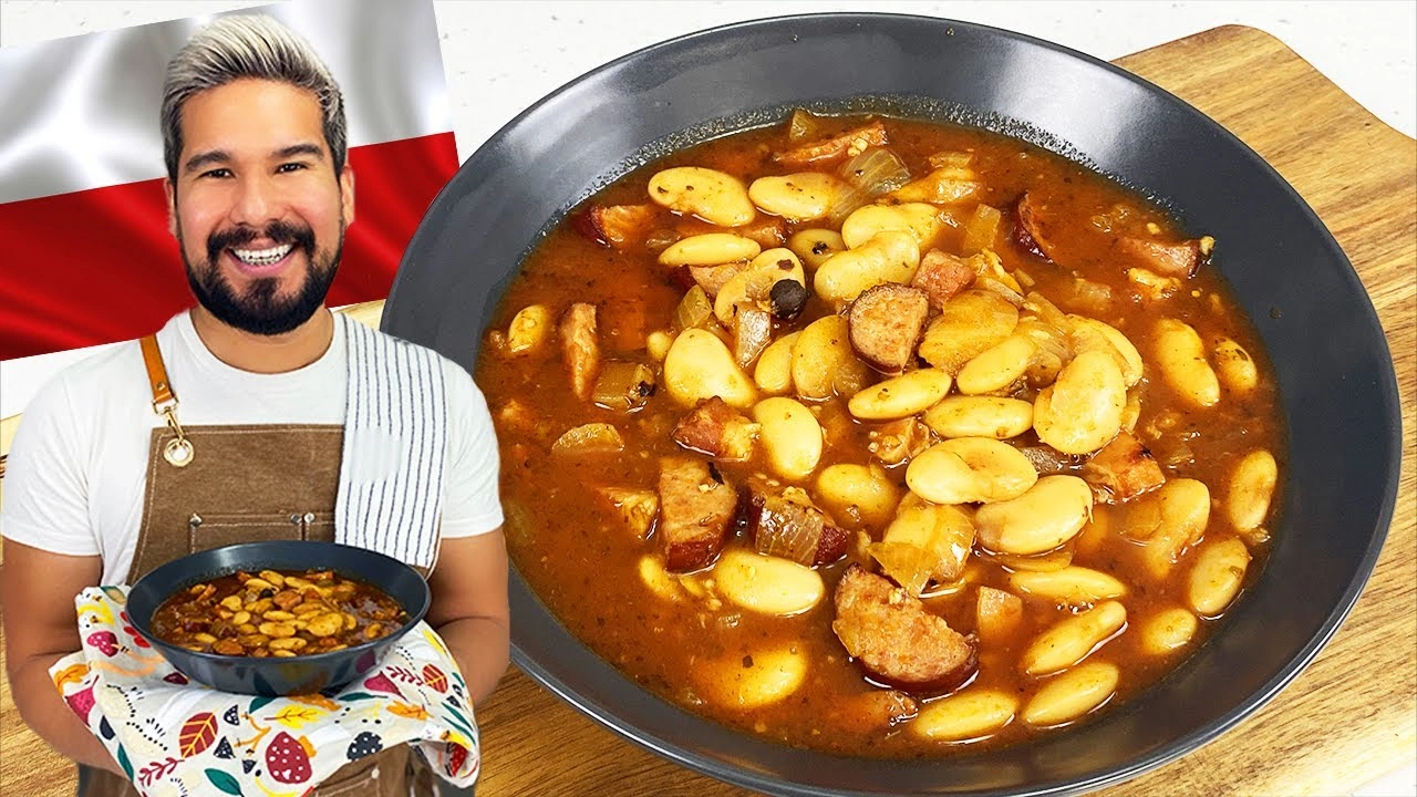 Fasolka po Bretońsku Przepis Babci z Ukrytą Wskazówką Bowl of Polish Breton beans stew with sausage and onions on a wooden board, held by a person in an apron.