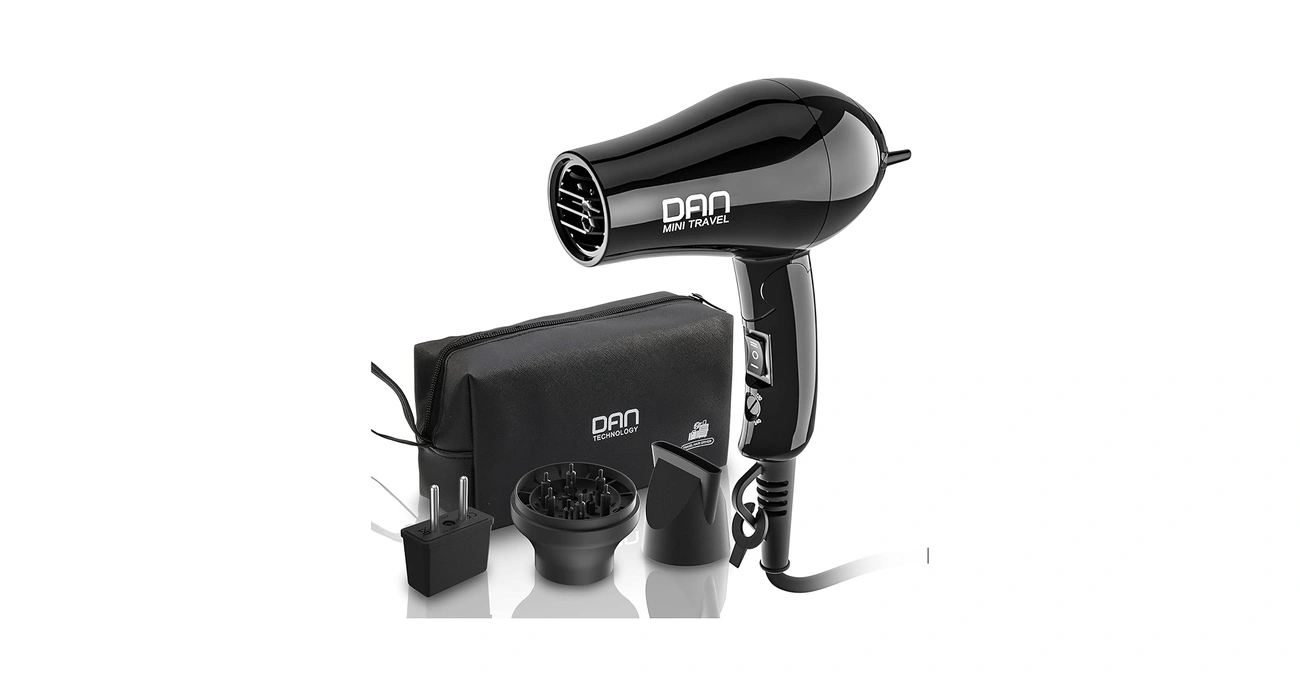 Czarna, kompaktowa suszarka podróżna Dan Technology z dyfuzorem, nasadkami, adapterem zasilającym i pokrowcem.