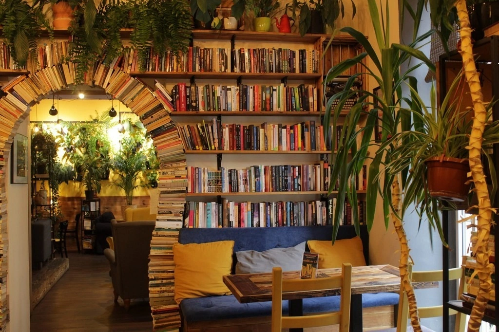 15 Najlepszych Kawiarni w Krakowie na 2026 rok Cytat Cafe – kawiarnia z duszą