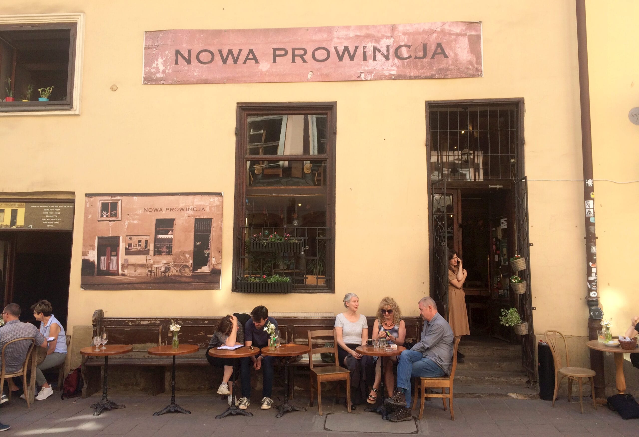 15 Najlepszych Kawiarni w Krakowie na 2026 rok Nowa Prowincja – kultowa kawiarnia Kraków